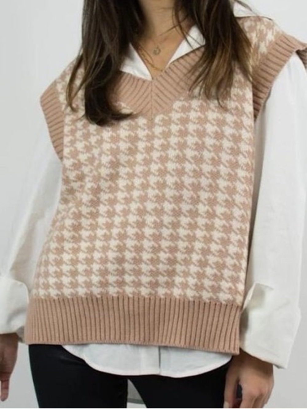 Abercrombie & Fitch Tan and White Houndstooth V-Neck Sweater Vest